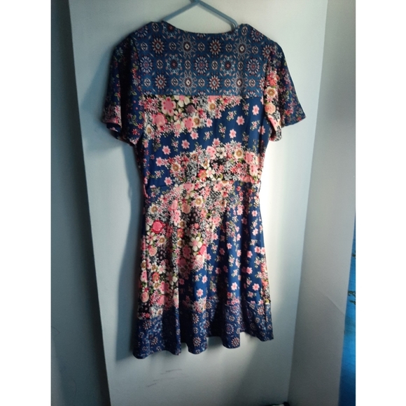 Dress - Picture 2 of 4